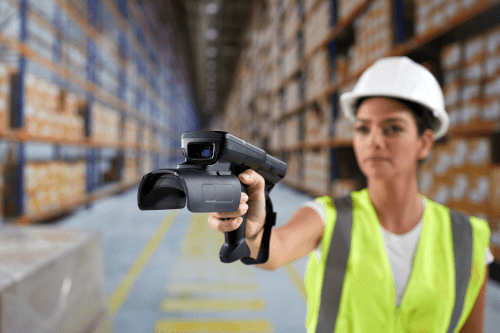 skanowanie produktów w magazynie